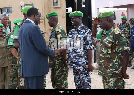 L'ambasciatore Francisco Caetano Madeira, rappresentante speciale del presidente della Commissione dell'Unione africana (SRCC) per la Somalia, è accolto con favore dagli ufficiali militari e di polizia dell'AMISOM a Jowhar, durante la sua visita nello Stato di HirShabelle il 1° dicembre 2016. La visita è stata parte degli sforzi in corso per sostenere la sicurezza e la stabilità in Somalia. / Foto AMISOM Foto Stock