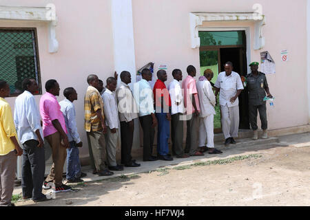 Il 23 novembre 2016, i delegati fecero la fila a Jowhar, in Somalia, per votare i candidati al processo elettorale per la camera bassa del Parlamento federale somalo. Foto Stock