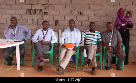 I funzionari elettorali osservano il processo elettorale per la selezione dei membri della camera bassa somala a Kismaayo il 23 novembre 2016. Il processo fa parte della transizione democratica in corso in Somalia. Foto Stock