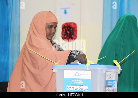 Il 23 novembre 2016, un delegato getta il suo voto durante il processo elettorale per la selezione dei membri della camera bassa del Parlamento federale somalo a Baidoa. Foto Stock