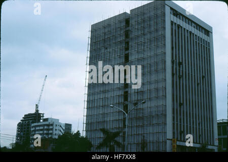 Un alto edificio in costruzione a Taipei, Taiwan, con impalcature di bambù utilizzate per sostenere i lavoratori dal basso al tetto. Questo metodo tradizionale di impalcatura è comune in molte parti dell'Asia. Foto Stock
