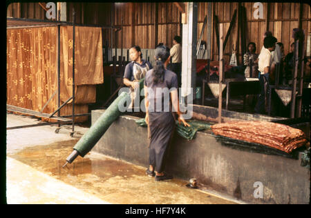 Una fabbrica di batik situata vicino a Kuala Lumpur, Malesia, dove il tessuto viene tinto utilizzando un metodo resistente alla cera noto come batik, che prevede l'applicazione di cera in alcune aree per preservare il design. Foto Stock
