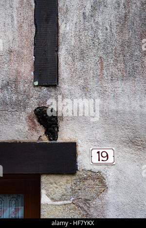 Numero di casa sulla parete in Bretagna, Francia Foto Stock