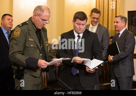 091316: Capo dell'USBP, Mark A. Morgan testimonia alla sua prima audizione come Stati Uniti Pattuglia di Confine Chief con U.S. Delle dogane e della protezione delle frontiere. La sua testimonianza è stata presentata presso il cannone House Edificio per uffici prima casa Homeland Security Committee, di confine e di sicurezza Maritme sottocommissione per i checkpoint degli interni e della difesa in profondità. Fotografo: Donna Burton Foto Stock