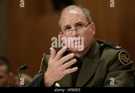 Stati Uniti Pattuglia di Confine Chief Mark Morgan testimonia davanti al comitato del Senato sulla Homeland Security &AMP; Gli affari governativi nel corso di un convegno dal titolo "Le osservazioni iniziali della nuova leadership presso l'U.S. Pattuglia di Confine" nel senato Dirksen Building a Washington D.C., Novembre 30, 2016. Stati Uniti Delle dogane e della protezione delle frontiere Foto di Glenn Fawcett Foto Stock