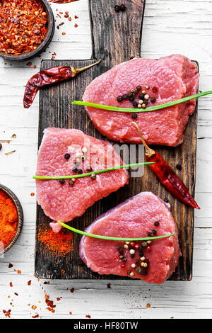 Tre materie bistecca di vitello con peperoni e spezie Foto Stock