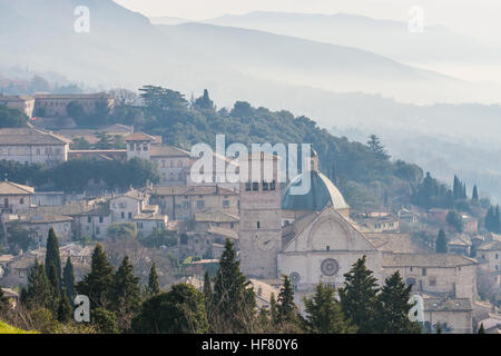 Assisi nella nebbia e la Cattedrale di San Rufino, Perugia provincia, regione Umbria, Italia. Foto Stock
