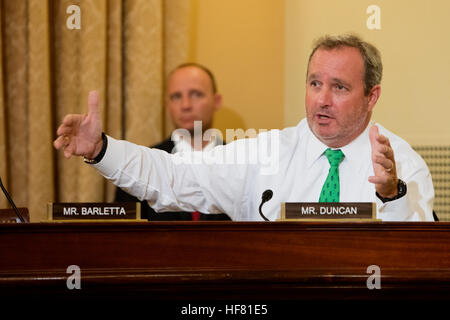 091316: 091316: Capo dell'USBP, Mark A. Morgan testimonia alla sua prima audizione come Stati Uniti Pattuglia di Confine Chief con U.S. Delle dogane e della protezione delle frontiere. La sua testimonianza è stata presentata presso il cannone House Edificio per uffici prima casa Homeland Security Committee, di confine e di sicurezza Maritme sottocommissione per i checkpoint degli interni e della difesa in profondità. Visto qui è il sig. Duncan indirizzare domande al capo di Morgan. Fotografo: Donna Burton Foto Stock