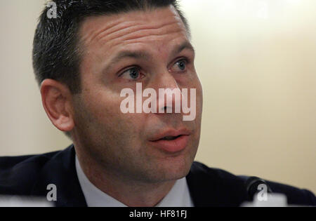 Stati Uniti Delle dogane e della protezione delle frontiere vice commissario Kevin K. McAleenan testimonia prima del comitato della Camera della Homeland Security in una audizione focalizzata sulla chiusura di percorsi per i terroristi entrare negli Stati Uniti a Washington D.C., il 14 settembre 2016. Da Glenn Fawcett Foto Stock