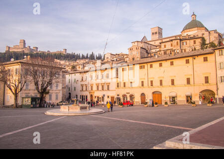Città di Assisi con la cittadella/fortezza Rocca Maggiore' estrema sinistra & San Rufino chiesa destra, Regione Umbria, Italia. Foto Stock