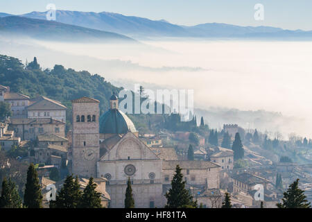 Assisi nella nebbia e la Cattedrale di San Rufino, Perugia provincia, regione Umbria, Italia. Foto Stock