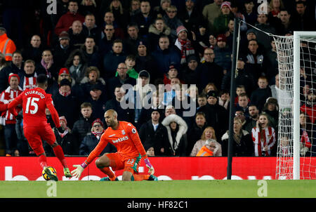 Liverpool è Daniel Sturridge (sinistra) punteggi il suo lato del quarto obiettivo di gioco durante il match di Premier League ad Anfield, Liverpool. Foto Stock