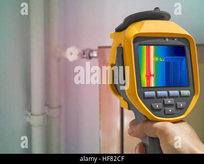 La registrazione chiuso il radiatore di riscaldamento con raggi infrarossi Fotocamera termica Foto Stock