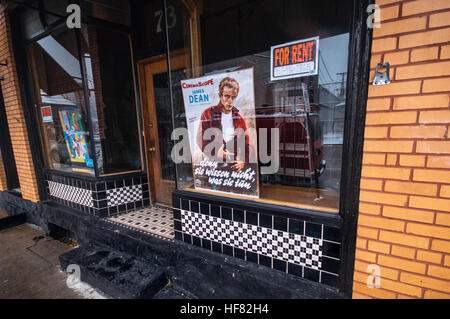 Un poster di James Dean pubblicità un film in tedesco, 'Denn sie wissen nicht, era sie tun.". Foto Stock