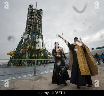 Un sacerdote ortodosso benedice i membri dei media dopo egli benedisse il razzo Soyuz presso il cosmodromo di Baikonur Launch Pad Mercoledì, nov. 16, 2016 in Kazakistan. L'astronauta della NASA Peggy Whitson, cosmonauta russo Oleg Novitskiy di Roscosmos e l'astronauta dell'ESA Thomas Pesquet verrà lanciato dal cosmodromo di Baikonur in Kazakistan la mattina di novembre 18 (tempo kazako.) Tutti e tre si spendono circa sei mesi sul complesso orbitale. Foto Stock