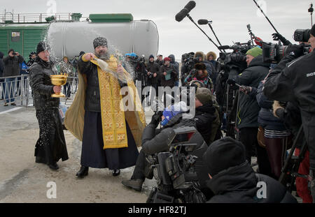 Un sacerdote ortodosso benedice i membri dei media dopo egli benedisse il razzo Soyuz presso il cosmodromo di Baikonur Launch Pad Mercoledì, nov. 16, 2016 in Kazakistan. L'astronauta della NASA Peggy Whitson, cosmonauta russo Oleg Novitskiy di Roscosmos e l'astronauta dell'ESA Thomas Pesquet verrà lanciato dal cosmodromo di Baikonur in Kazakistan la mattina di novembre 18 (tempo kazako.) Tutti e tre si spendono circa sei mesi sul complesso orbitale. Foto Stock