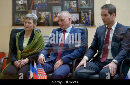 Expedition 50 astronauta della NASA Peggy Whitson, sinistra, cosmonauta russo Oleg Novitskiy di Roscosmos, centro e l'astronauta dell'ESA Thomas Pesquet sono visti durante lo stato della riunione della Commissione, mercoledì, nov. 16, 2016 al cosmonauta Hotel di Baikonur in Kazakhstan. Whitson, Novitskiy e Pesquet verrà lanciato dal cosmodromo di Baikonur in Kazakistan la mattina di novembre 18 (tempo kazako.) Tutti e tre si spendono circa sei mesi sul complesso orbitale. Foto Stock