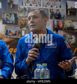 Expedition 50 equipaggio di riserva degli stati astronauta della NASA Jack Fischer è visto in quarantena dietro il vetro durante un equipaggio conferenza stampa Mercoledì, nov. 16, 2016 al cosmonauta Hotel di Baikonur in Kazakhstan. L'astronauta della NASA Peggy Whitson, cosmonauta russo Oleg Novitskiy di Roscosmos e l'astronauta dell'ESA Thomas Pesquet verrà lanciato dal cosmodromo di Baikonur in Kazakistan la mattina di novembre 18 (tempo kazako.) Tutti e tre si spendono circa sei mesi sul complesso orbitale. Foto Stock