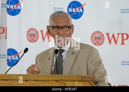 Amministratore della NASA Charles Bolden offre commento alla cerimonia di premiazione per il campione 2016 di ritorno sfida Robot Martedì, Settembre 6, 2016 al Worcester Polytechnic Institute (WPI) a Worcester, Massachusetts Sette squadre hanno gareggiato per un $1,36 milioni di NASA Premio Borsellino. Durante la competizione le squadre erano tenuti a dimostrare il robot autonomi che possono individuare e raccogliere i campioni da una ampia e variegata del terreno, il funzionamento senza controllo umano. L obiettivo di questo NASA-WPI Centennial sfida è quella di incoraggiare le innovazioni in navigazione autonoma e tecnologie di robotica. Le innovazioni derivanti fro Foto Stock