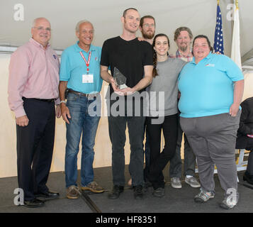 Dennis Andrucyk, vice amministratore di associare per la tecnologia spaziale direzione di Missione NASA Sede, sinistra, sfida technical advisor presso WPI Ken Stafford, la seconda da sinistra e sfida evento manager di WPI Colleen rasoio, destra, posano per una foto con il team di organi di indagine (da sinistra a destra) Jascha poco, Zac Lizer Zoe Stephenson, e Russel Howe dopo che il team si è aggiudicato il terzo posto nel 2016 Sample Return Robot sfida il Martedì, Settembre 6, 2016 al Worcester Polytechnic Institute (WPI) a Worcester, Massachusetts Durante la competizione le squadre erano tenuti a dimostrare aut Foto Stock