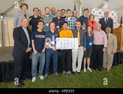 Il team di alpinisti da West Virginia University di accettare un $750.000 premio per completare il livello due sfida al campione 2016 di ritorno sfida Robot da Dennis Andrucyk, vice amministratore di associare per la tecnologia spaziale direzione di Missione NASA Sede, Martedì, Settembre 6, 2016 al Worcester Polytechnic Institute (WPI) a Worcester, Massachusetts I membri del team di alpinisti sono Yu Gu, Nick Ohi, Jared Strader, Scott Harper, Kyle Lassak, Nathan Tehrani, Chizhao Yang, Lisa Kogan, Matteo Gramlich, Alex Hypes Jason lordo e Powsiri Klinkhachorn. Nella foto sono inoltre presenti la NASA Administr Foto Stock