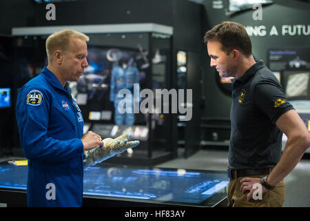 L'astronauta della NASA Tim Kopra, sinistra, parla con il Segretario dell'esercito, Eric Fanning, a destra su guanti utilizzati nello spazio durante un Facebook evento live, Martedì, 13 Settembre 2016 presso lo Smithsonian National Air & Space Museum di Washington. Aubrey Gemignani) Foto Stock