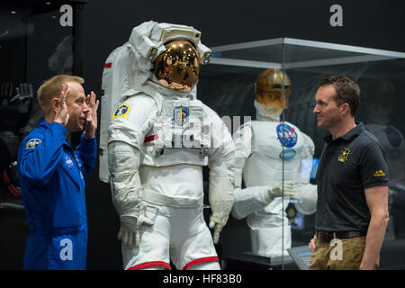 L'astronauta della NASA Tim Kopra, sinistra, parla con il Segretario dell'esercito, Eric Fanning, a destra su tute spaziali durante un Facebook evento live, Martedì, 13 Settembre 2016 presso lo Smithsonian National Air & Space Museum di Washington. Aubrey Gemignani) Foto Stock