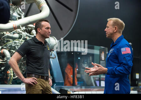 Segretario dell'esercito, Eric Fanning, sinistra e astronauta della NASA Tim Kopra, destra parlare durante un Facebook evento live Martedì, 13 Settembre 2016 presso lo Smithsonian National Air & Space Museum di Washington. Aubrey Gemignani) Foto Stock