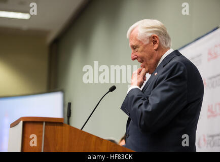 Rappresentante Steny Hoyer (D- Md.) parla durante un pannello su "Donne nel gambo: un divario di innovazione" presso l'annuale Congresso legislativo (ALC), detenute dal comitato nero congressuale, giovedì, 15 Settembre 2016 presso il Washington Convention Center di Washington. Amministratore della NASA Charles Bolden ha partecipato alla discussione, che ha evidenziato "figure nascoste", un film circa la NASA matematico Katherine Johnson. Aubrey Gemignani) Foto Stock