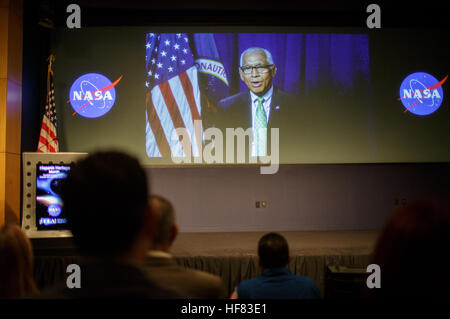 Amministratore della NASA Charles Bolden offre commento tramite video all'aspira con la NASA/aspirare con la NASA eredità ispanica mese evento su Martedì, Ottobre 4, 2016 alle sedi della NASA a Washington. L'evento in primo piano colloqui da Diana Trujillo, missione per portare il Mars curiosità a Rover della NASA Jet Propulsion Laboratory in California, ed ex astronauta della NASA José Hernández. Foto Stock