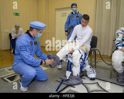 Expedition 49 tecnico di volo Shane Kimbrough è aiutato nel suo Sokol lancio e entrata tuta in preparazione per condurre il primo controllo prove abito attività, Sabato, Ottobre 8, 2016 presso il cosmodromo di Baikonur in Kazakistan. Kimbrough, Sergey Ryzhikov e Andrey Borisenko di Roscosmos verrà lanciato dal cosmodromo di Baikonur in Kazakistan il Ott. 19. Victor Zelentsov) Foto Stock