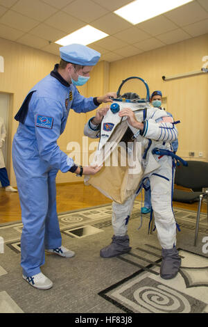 Expedition 49 tecnico di volo Shane Kimbrough è aiutato nel suo Sokol lancio e entrata tuta in preparazione per condurre il primo controllo prove abito attività, Sabato, Ottobre 8, 2016 presso il cosmodromo di Baikonur in Kazakistan. Kimbrough, Sergey Ryzhikov e Andrey Borisenko di Roscosmos verrà lanciato dal cosmodromo di Baikonur in Kazakistan il Ott. 19. Victor Zelentsov) Foto Stock