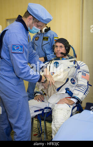 Expedition 49 tecnico di volo Shane Kimbrough è aiutato nel suo Sokol lancio e entrata tuta in preparazione per condurre il primo controllo prove abito attività, Sabato, Ottobre 8, 2016 presso il cosmodromo di Baikonur in Kazakistan. Kimbrough, Sergey Ryzhikov e Andrey Borisenko di Roscosmos verrà lanciato dal cosmodromo di Baikonur in Kazakistan il Ott. 19. Victor Zelentsov) Foto Stock