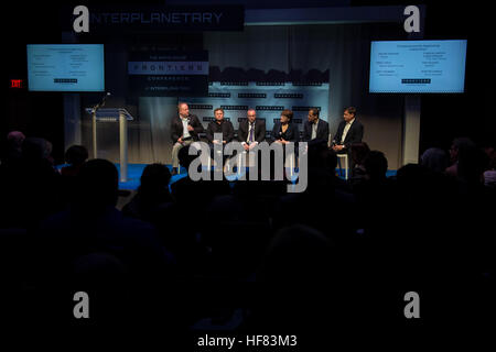 Jason Crusan modera un panel su "imprenditorialità a sostegno dell'esplorazione" alla Conferenza delle frontiere della Casa Bianca. Il panel include leader di aziende come Moon Express, SpaceX e NanoRacks, che discutono del futuro dell'esplorazione spaziale e delle partnership commerciali. Foto Stock
