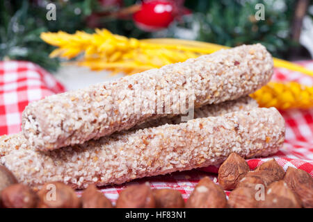 Deliziosi biscotti con granella di nocciole sul tavolo Foto Stock