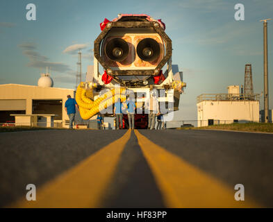 Il razzo Antares dell'ATK orbitale viene spostato dalla Horizontal Integration Facility alla rampa di lancio della Wallops Flight Facility della NASA. Il razzo consegnerà rifornimenti alla stazione spaziale Internazionale come parte di una missione di rifornimento contrattuale. Foto Stock