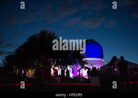 I partecipanti guardano attraverso i telescopi presso la Casa Bianca frontiere conferenza astronomia notte presso l'Osservatorio di Allegheny, giovedì, 13 ottobre 2016 presso l'Università di Pittsburgh, in Pennsylvania. La Casa Bianca frontiere conferenza, ospitata dal presidente Obama, e co-ospitato dalla Università di Pittsburgh e la Carnegie Mellon University, esplora il futuro dell'innovazione con un focus sulla costruzione di capacità degli Stati Uniti in materia di scienza e tecnologia. Aubrey Gemignani) Foto Stock