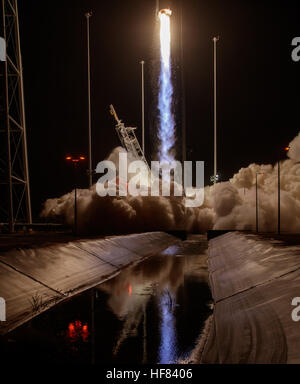 Il razzo Antares dell'ATK orbitale, che trasporta la navicella Cygnus, è stato lanciato con successo dalla Wallops Flight Facility della NASA il 17 ottobre 2016. La missione ha consegnato oltre 5.100 chili di carico alla stazione spaziale Internazionale, compresi esperimenti scientifici e rifornimenti dell'equipaggio. Foto Stock