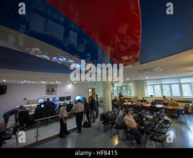 Il simulatore Soyuz sala di controllo è visto come spedizione 49 astronauta della NASA Shane Kimbrough, cosmonauti russi Sergei Ryzhikov e Andrey Borisenko Roscosmos di partecipare alla loro Soyuz esami di qualifica, mercoledì 31 agosto, 2016 al Gagarin Cosmonaut Training Center (GCTC) in Star City, Russia. Foto Stock