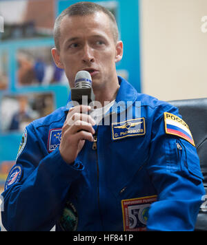 Expedition 49 Soyuz commander Sergey Ryzhikov, centro risponde a un richiedente durante un equipaggio conferenza stampa martedì, 18 ottobre 2016 presso il cosmonauta Hotel di Baikonur in Kazakhstan. Ryzhikov, Shane Kimbrough della NASA, e Andrey Borisenko di Roscosmos sono in programma di lancio per la Stazione Spaziale Internazionale a bordo della Soyuz MS-02 navicella spaziale dal cosmodromo di Baikonur in ottobre. 19. Foto Stock