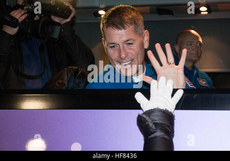 Expedition 49 tecnico di volo Shane Kimbrough della NASA onde come lui e Soyuz commander Sergey Ryzhikov di Roscosmos e tecnico di volo Andrey Borisenko di Roscosmos, destra, partono il cosmonauta Hotel per soddisfare-up per il loro lancio Soyuz verso la stazione spaziale internazionale, Mercoledì, Ottobre 19, 2016 di Baikonur in Kazakhstan. Kimbrough, Ryzhikov e Borisenko permetterà di trascorrere i prossimi quattro mesi di vita e di lavoro a bordo della Stazione Spaziale Internazionale. Victor Zelentsov) Foto Stock