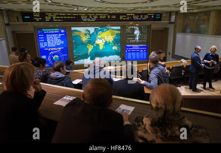 Amici e Membri della famiglia di Soyuz MS-02 equipaggio guardare una visualizzazione live della stazione spaziale internazionale, come si vede dalle telecamere a bordo della navicella spaziale con spedizione 49-50 il suo equipaggio Shane Kimbrough della NASA, Sergey Ryzhikov di Roscosmos e Andrey Borisenko di Roscosmos onboard, su schermi a Mosca Mission Control Center come il veicolo spaziale si avvicina per docking, Venerdì, Ottobre 21, 2016 in Korolov, Russia. Il Soyuz MS-02 navicelle spaziali che trasportano Kimbrough, Ryzhikov e Borisenko ancorata al 5:52 a.m. EDT Venerdì, Ottobre 21, 251 statuto di miglia in Russia meridionale e unite Expedition 49 comandante Anatol Foto Stock