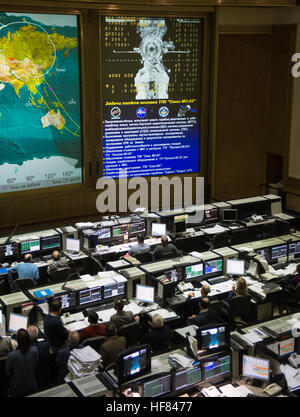 Una vista in tempo reale della Stazione spaziale internazionale, come si vede dalle telecamere a bordo della Soyuz MS-02 navicella spaziale con spedizione 49-50 il suo equipaggio Shane Kimbrough della NASA, Sergey Ryzhikov di Roscosmos e Andrey Borisenko di Roscosmos onboard, è visto sullo schermo a Mosca Mission Control Center come il veicolo spaziale si avvicina per docking, Venerdì, Ottobre 21, 2016 in Korolov, Russia. Il Soyuz MS-02 navicelle spaziali che trasportano Kimbrough, Ryzhikov e Borisenko ancorata al 5:52 a.m. EDT Venerdì, Ottobre 21, 251 statuto di miglia in Russia meridionale e unite Expedition 49 comandante Anatoly Ivanishin di Roscosmos e fligh Foto Stock