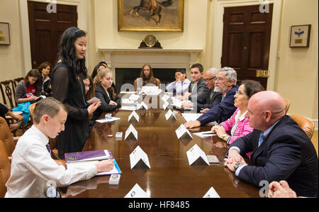 Kid Science Advisor Jamie Milota parla di Assistente del Presidente per la scienza e la tecnologia, il dott. John Holdren, Quinta da sinistra; amministratore della NASA Charles Bolden, la quarta da sinistra; gli astronauti Scott, destra e Mark Kelly e la National Science Foundation Director Francia Cordova, secondo da destra, durante un incontro con undici Kid Scienza Consulenti per discutere cosa pensano sia importante nella scienza, tecnologia e innovazione, Venerdì, Ottobre 21, 2016 alla Casa Bianca. Dopo una questione da 9-anno-vecchio Giacobbe Leggette alla Casa Bianca Fiera della scienza in merito a se il Presidente Obama aveva un capretto Sc Foto Stock