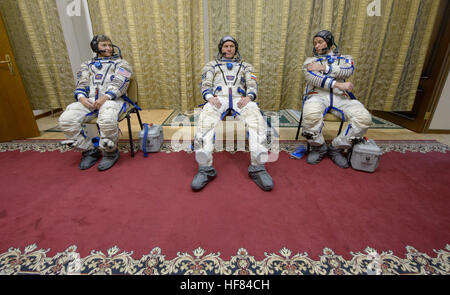 Expedition 50 membri di equipaggio astronauta della NASA Peggy Whitson, sinistra, cosmonauta russo Oleg Novitskiy di Roscosmos, centro e l'astronauta dell'ESA Thomas Pesquet preparare per la loro finale degli esami di qualifica, Martedì, 25 ottobre 2016, presso il Gagarin Cosmonaut Training Center (GCTC) in Star City, Russia. Foto Stock
