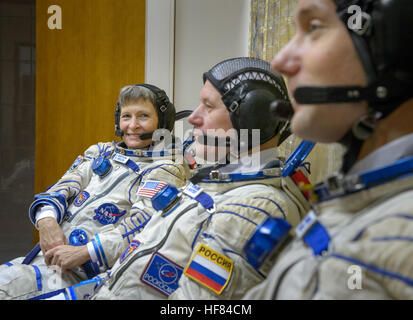 Expedition 50 membri di equipaggio astronauta della NASA Peggy Whitson, sinistra, cosmonauta russo Oleg Novitskiy di Roscosmos, centro e l'astronauta dell'ESA Thomas Pesquet preparare per la loro finale degli esami di qualifica, Martedì, 25 ottobre 2016, presso il Gagarin Cosmonaut Training Center (GCTC) in Star City, Russia. Foto Stock