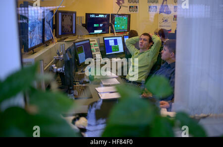 Gli ingegneri in una vicina sala di controllo monitor Expedition 50 membri di equipaggio l'astronauta dell'ESA Thomas Pesquet, cosmonauta russo Oleg Novitskiy di Roscosmos e astronauta della NASA Peggy Whitson come eseguire le loro finale degli esami di qualifica in un simulatore di Soyuz, Martedì, 25 ottobre 2016, presso il Gagarin Cosmonaut Training Center (GCTC) in Star City, Russia. Foto Stock