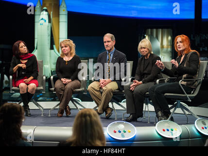 Da sinistra a destra, Madhulika Guhathakurta, programma STEREO scienziato, direzione di missione di scienza della NASA; Barbara J. Thompson, solare fisico, NASA Goddard Space Flight Center, scienze e direzione di esplorazione; John Grunsfeld, astronauta e EX NASA associare amministratore per la direzione di missione di scienza; Janet Luhmann, senior fellow presso lo spazio laboratorio di scienze, Berkeley, e una missione STEREO Principal Investigator; e Tamitha M. Skov, un research scientist presso la Aerospace Corporation; parlare su un pannello su stereo e il modo in cui ha guidato il nostro sviluppo delle future missioni e studi, Foto Stock