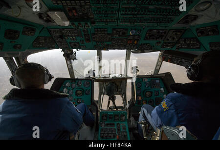 Ricerca russo e delle squadre di soccorso vola a Zhezkazgan, Kazakistan per preparare la Soyuz MS-01 atterraggio con spedizione 49 membri di equipaggio astronauta della NASA Kate Rubins, cosmonauta russo Anatoly Ivanishin di Roscosmos, e astronauta Takuya Onishi della Japan Aerospace Exploration Agency (JAXA) Sabato, Ottobre 29, 2016(il kazako tempo). Rubins, Ivanishin e Onishi stanno ritornando dopo 115 giorni in uno spazio in cui essi sono serviti come membri della spedizione 48 e 49 equipaggi a bordo della Stazione Spaziale Internazionale. Foto Stock