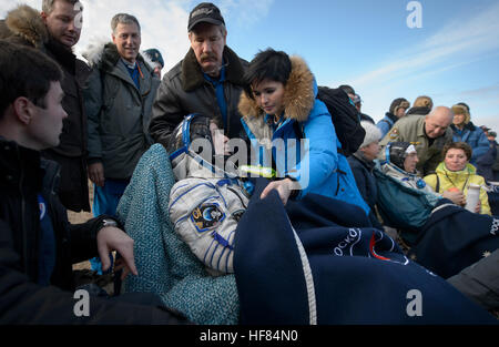 Expedition 49 astronauta della NASA Kate Rubins, sinistra, colloqui di russo Raksana infermiere Batsmanova poco dopo ella cosmonauta russo Anatoly Ivanishin di Roscosmos, destra e astronauta Takuya Onishi della Japan Aerospace Exploration Agency (JAXA) (non raffigurata) sbarcati in una remota area vicino alla città di Zhezkazgan, Kazakistan, domenica 30 ottobre, 2016 (kazako tempo). Rubins, Ivanishin e Onishi stanno ritornando dopo 115 giorni in uno spazio in cui essi sono serviti come membri della spedizione 48 e 49 equipaggi a bordo della Stazione Spaziale Internazionale. Foto Stock